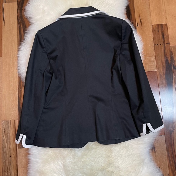 Quality Black and White Blazer with Inner Lining - Picture 2 of 2